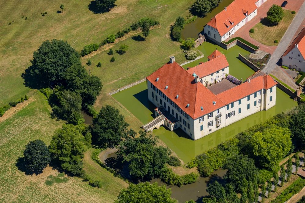 Ennigerloh aus der Vogelperspektive: Palais des Schloss Schloss Vornholz in Ennigerloh im Bundesland Nordrhein-Westfalen, Deutschland