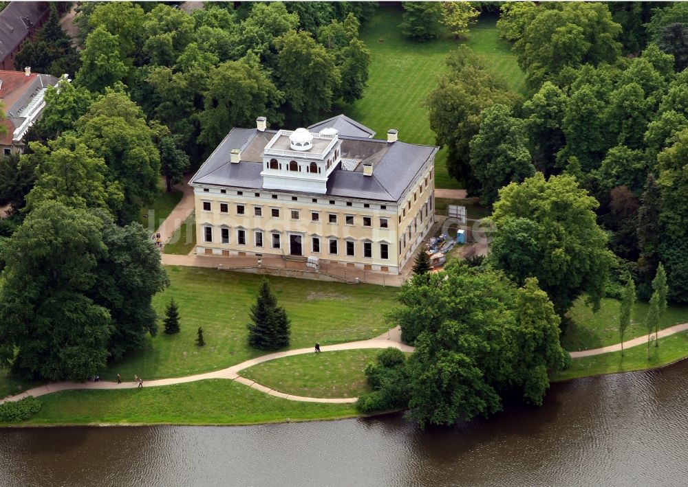 Oranienbaum-Wörlitz aus der Vogelperspektive: Palais des Schloss Schloss Wörlitz am Alter Wall in Oranienbaum-Wörlitz im Bundesland Sachsen-Anhalt, Deutschland