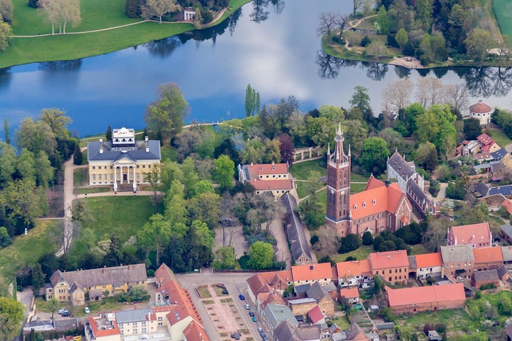 Luftaufnahme Oranienbaum-Wörlitz - Palais des Schloss Schloss Wörlitz am Alter Wall in Oranienbaum-Wörlitz im Bundesland Sachsen-Anhalt, Deutschland