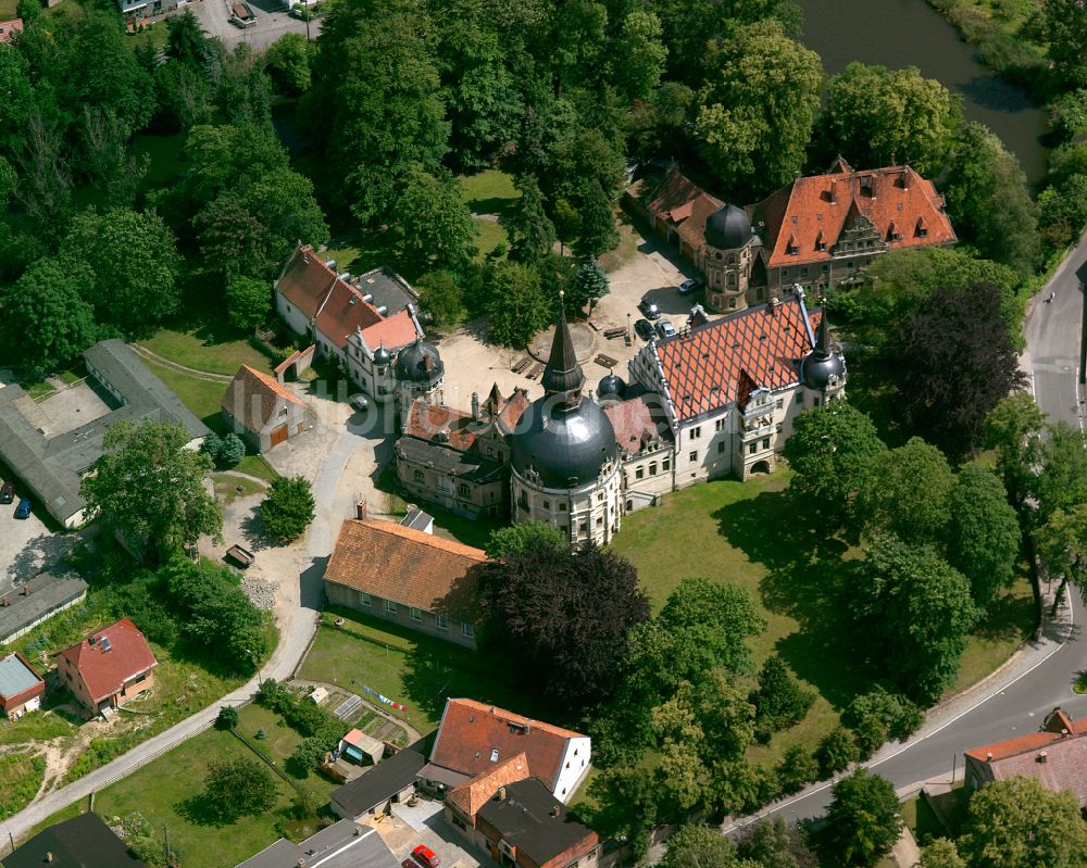 Schönfeld aus der Vogelperspektive: Palais des Schloss Schönfelder Traumschloss in Schönfeld im Bundesland Sachsen, Deutschland