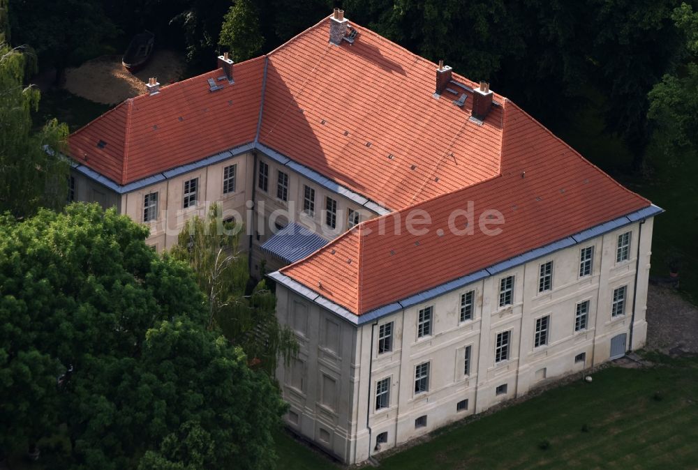 Oberkrämer von oben - Palais des Schloss Schwante in Oberkrämer im Bundesland Brandenburg