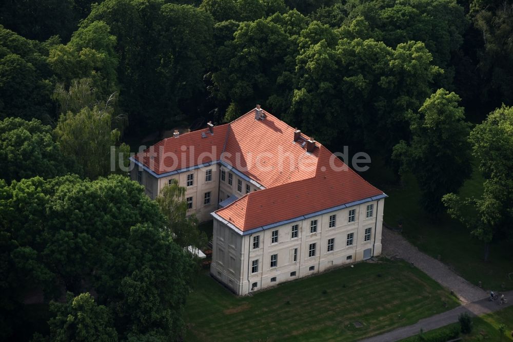 Oberkrämer von oben - Palais des Schloss Schwante in Oberkrämer im Bundesland Brandenburg