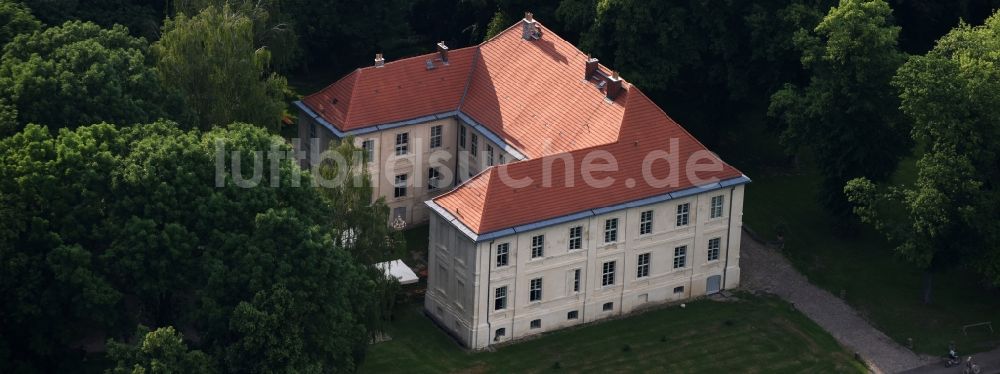 Oberkrämer aus der Vogelperspektive: Palais des Schloss Schwante in Oberkrämer im Bundesland Brandenburg