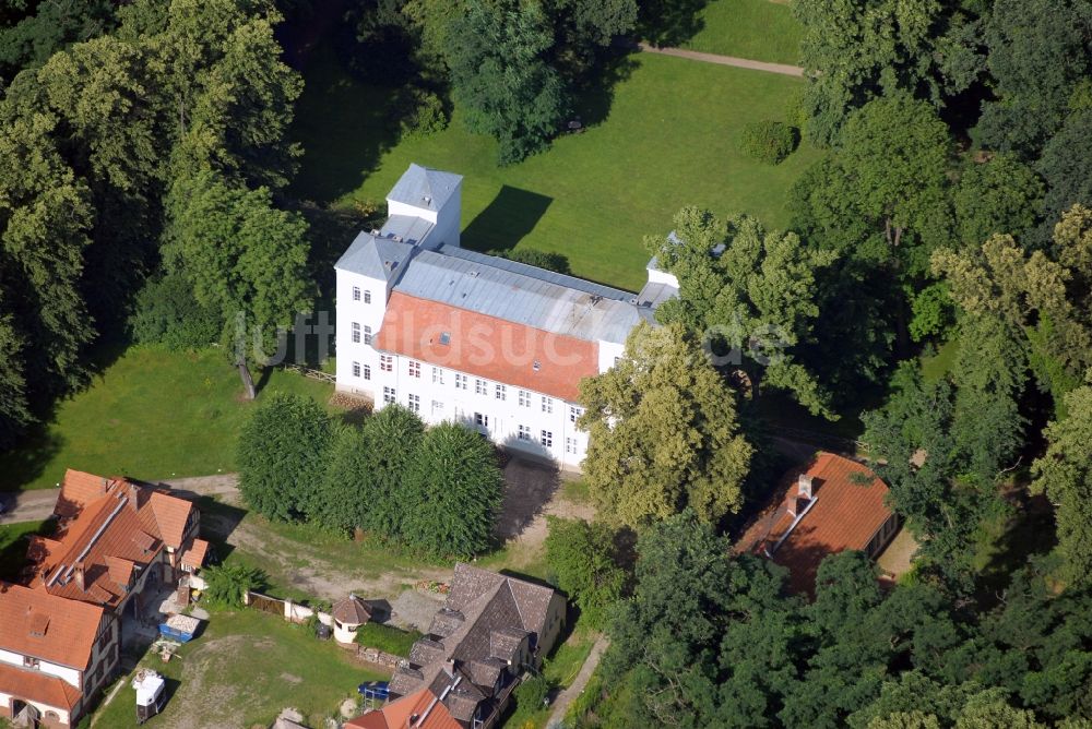 Luftbild Berlin - Palais des Schloss Tegel (auch Humboldt-Schloss) im Ortsteil Reinickendorf in Berlin, Deutschland