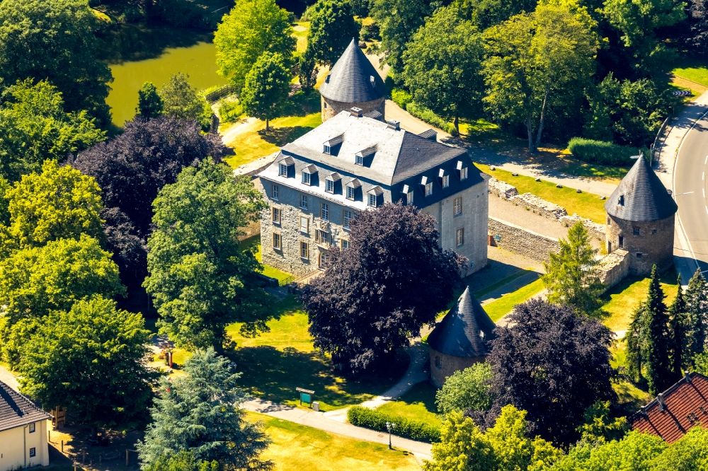 Velbert aus der Vogelperspektive: Palais des Schloss Vorburg Schloss Hardenberg in Velbert im Bundesland Nordrhein-Westfalen, Deutschland
