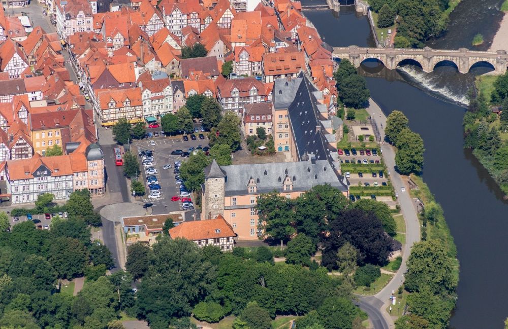 Hann. Münden aus der Vogelperspektive: Palais des Schloss Welfenschloss Münden in Hann. Münden im Bundesland Niedersachsen, Deutschland