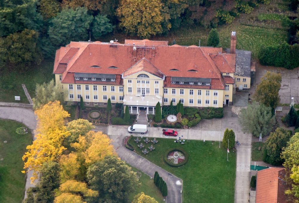 Neuhardenberg von oben - Palais des Schloss Wulkow in Neuhardenberg im Bundesland Brandenburg, Deutschland