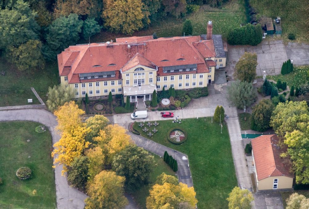 Neuhardenberg aus der Vogelperspektive: Palais des Schloss Wulkow in Neuhardenberg im Bundesland Brandenburg, Deutschland
