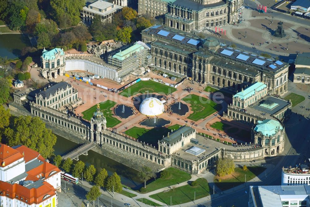 Dresden aus der Vogelperspektive: Palais des Schloss Zwinger in Dresden im Bundesland Sachsen, Deutschland