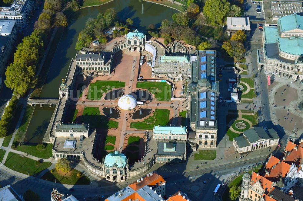 Dresden von oben - Palais des Schloss Zwinger in Dresden im Bundesland Sachsen, Deutschland