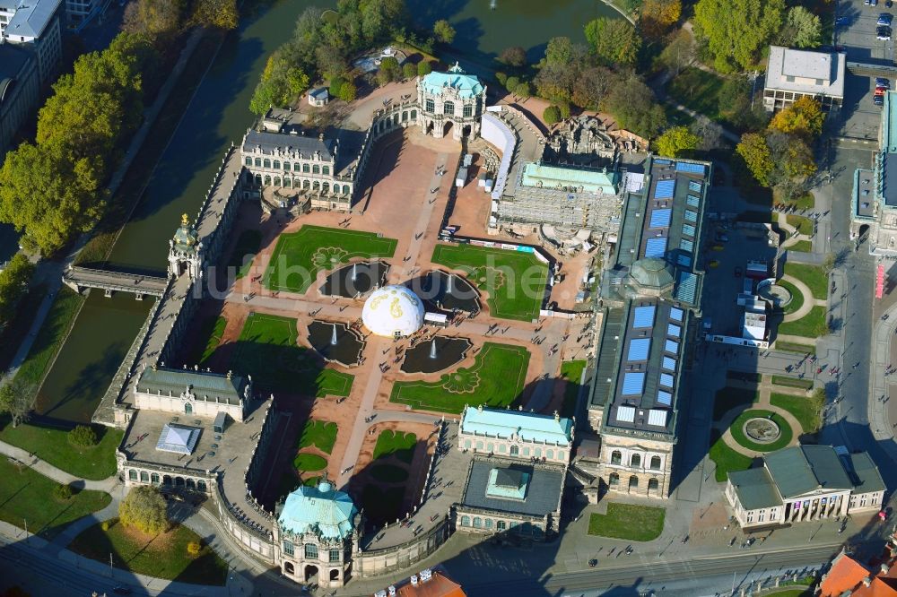 Dresden aus der Vogelperspektive: Palais des Schloss Zwinger in Dresden im Bundesland Sachsen, Deutschland