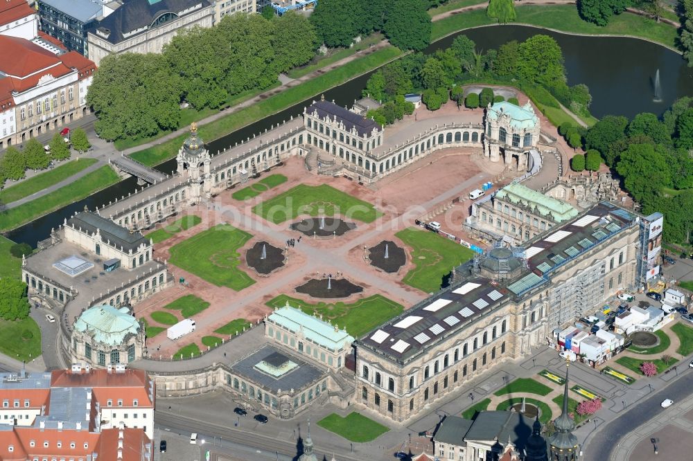 Luftbild Dresden - Palais des Schloss Zwinger mit der Gemäldegalerie Alte Meister und dem Kronentor im Ortsteil Altstadt in Dresden im Bundesland Sachsen, Deutschland