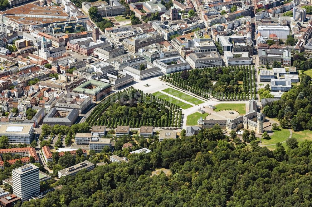 Karlsruhe von oben - Palais des Schlosses Karlsruhe mit Schlossplatz in Karlsruhe im Bundesland Baden-Württemberg, Deutschland
