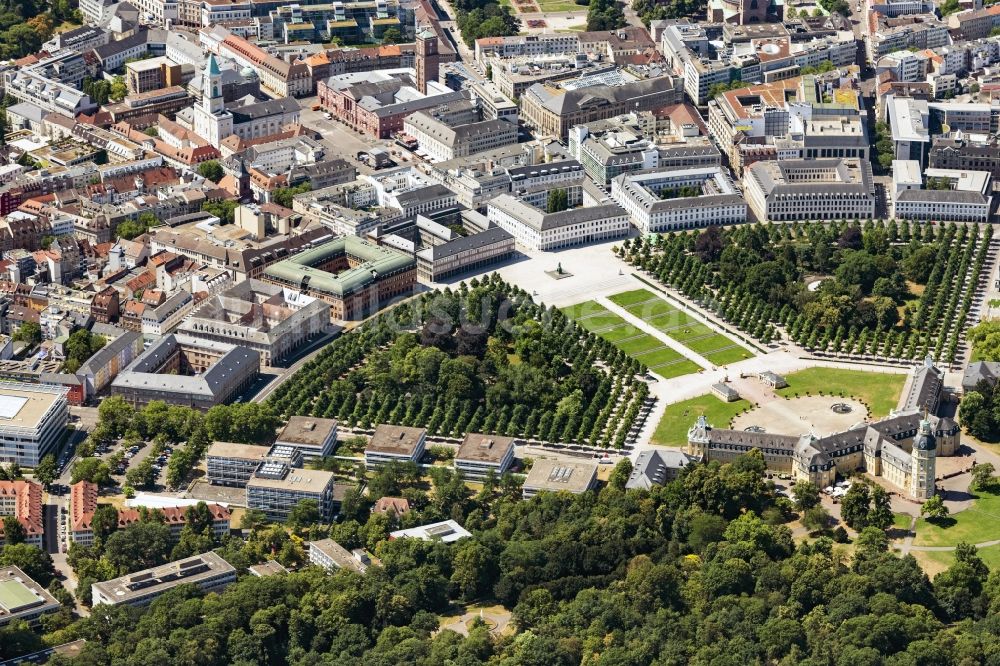 Karlsruhe aus der Vogelperspektive: Palais des Schlosses Karlsruhe mit Schlossplatz in Karlsruhe im Bundesland Baden-Württemberg, Deutschland