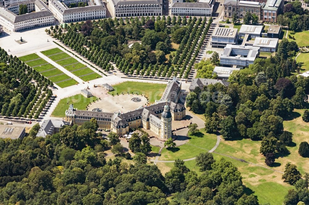 Luftbild Karlsruhe - Palais des Schlosses Karlsruhe mit Schlossplatz in Karlsruhe im Bundesland Baden-Württemberg, Deutschland