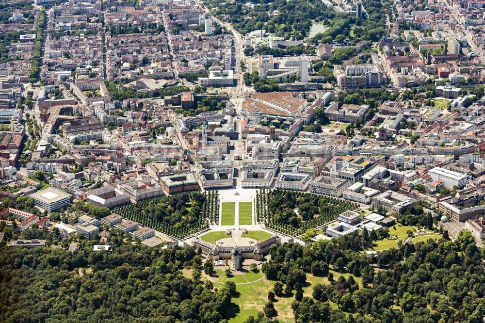 Luftbild Karlsruhe - Palais des Schlosses Karlsruhe mit Schlossplatz in Karlsruhe im Bundesland Baden-Württemberg, Deutschland