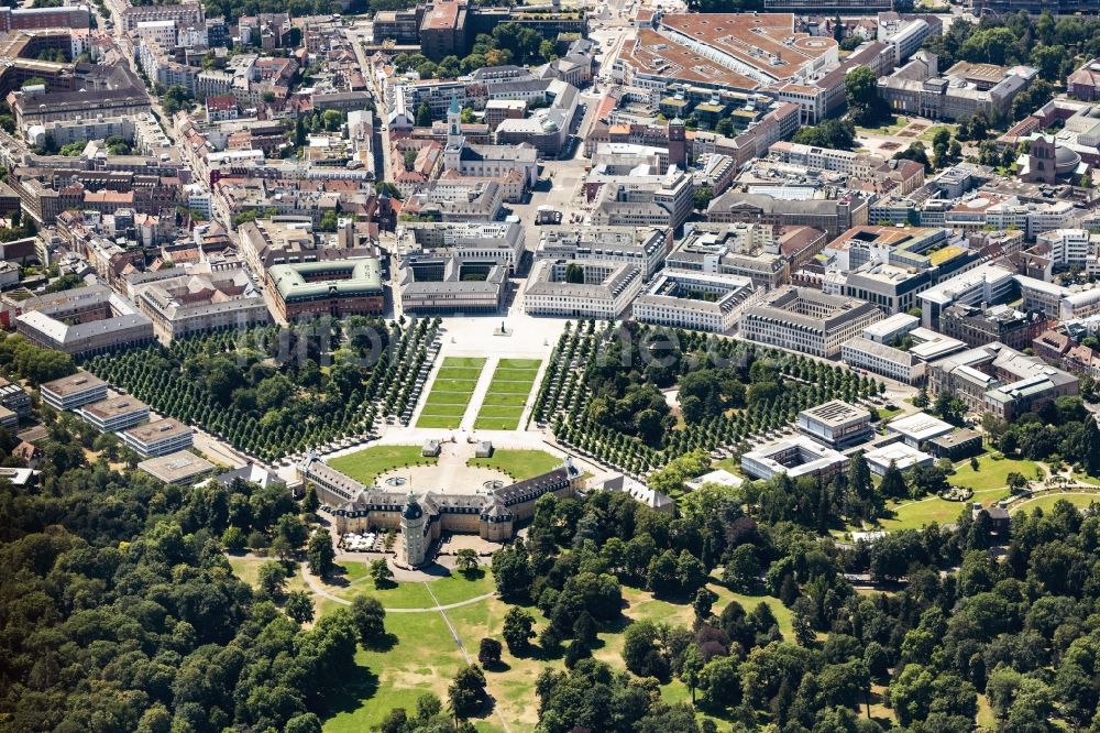 Luftaufnahme Karlsruhe - Palais des Schlosses Karlsruhe mit Schlossplatz in Karlsruhe im Bundesland Baden-Württemberg, Deutschland