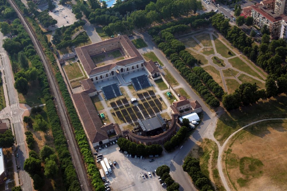 Mantua von oben - Palais des Schlosses Palazzo del Te in Mantua in der Lombardei, Italien