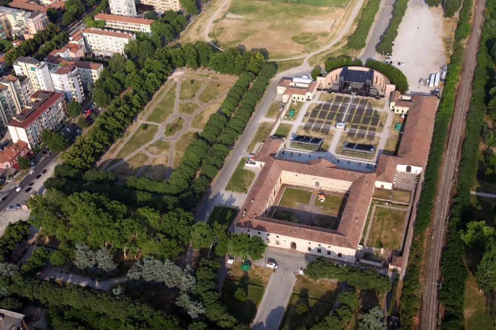 Luftaufnahme Mantua - Palais des Schlosses Palazzo del Te in Mantua in der Lombardei, Italien