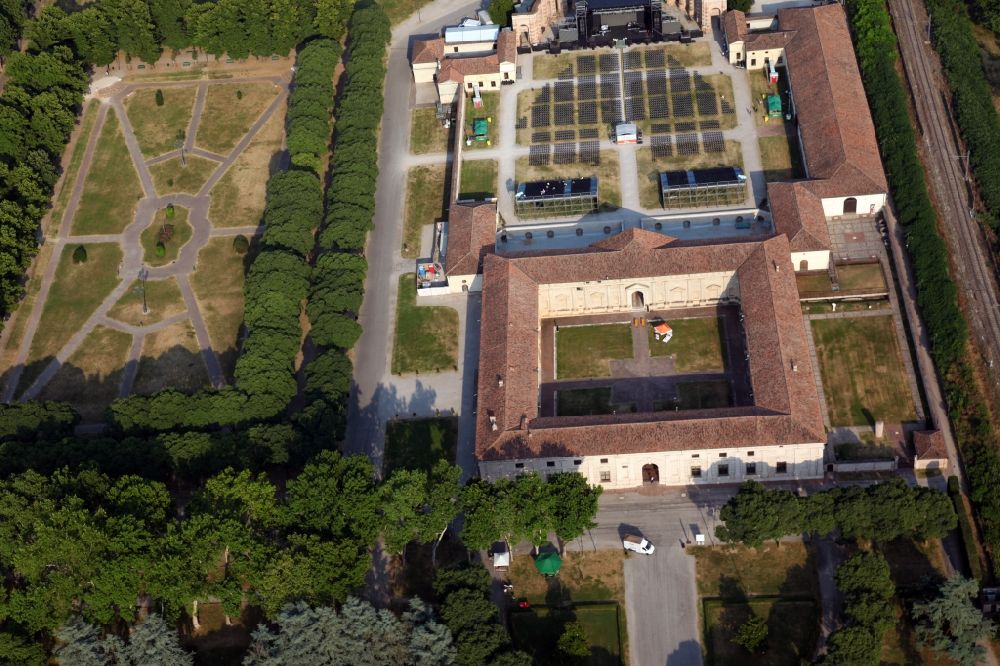 Mantua aus der Vogelperspektive: Palais des Schlosses Palazzo del Te in Mantua in der Lombardei, Italien