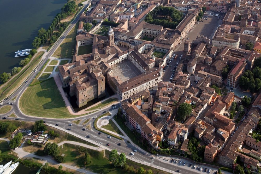 Luftaufnahme Mantua - Palais des Schlosses Palazzo ducale, Herzogspalast, mit dem Castello di San Georgio, einem Wasserschloss in Mantua in der Lombardei, Italien