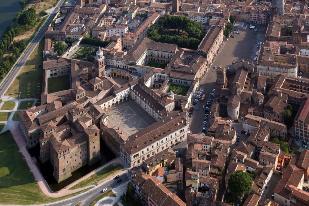 Mantua von oben - Palais des Schlosses Palazzo ducale, Herzogspalast, mit dem Castello di San Georgio, einem Wasserschloss in Mantua in der Lombardei, Italien