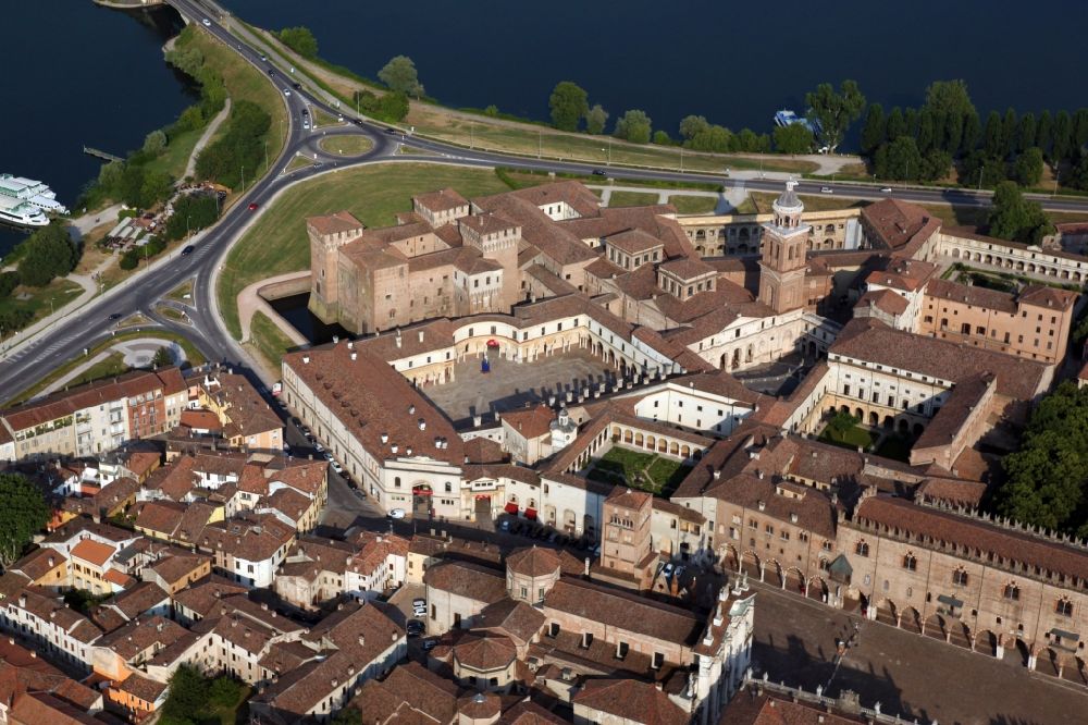 Mantua aus der Vogelperspektive: Palais des Schlosses Palazzo ducale, Herzogspalast, mit dem Castello di San Georgio, einem Wasserschloss in Mantua in der Lombardei, Italien