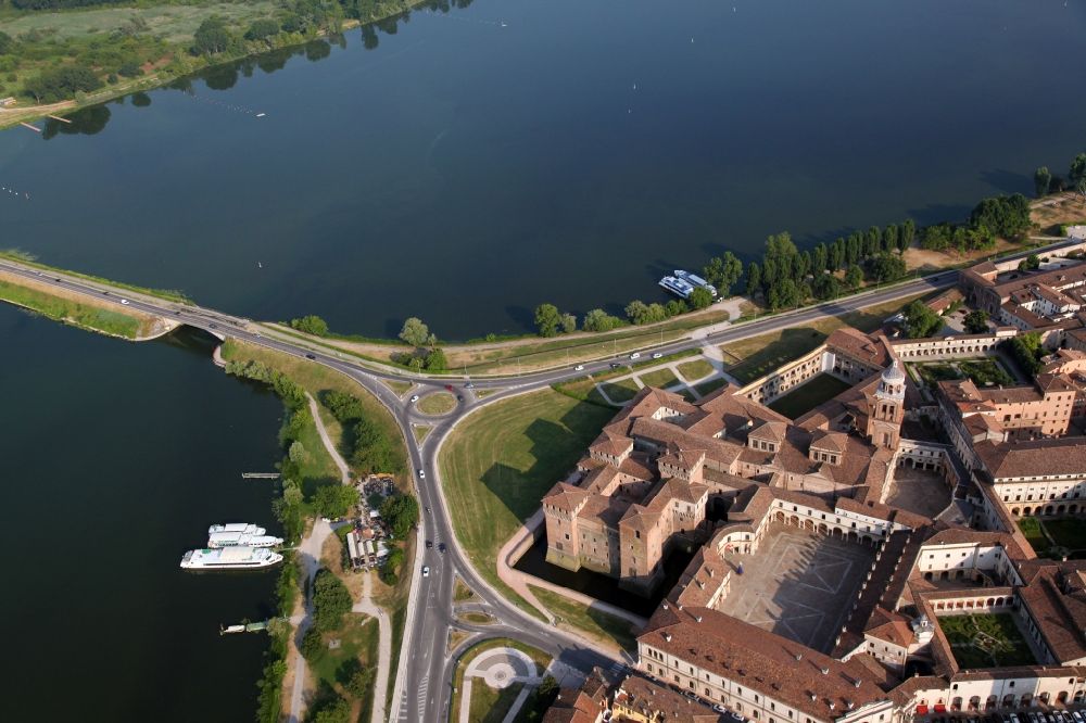 Luftbild Mantua - Palais des Schlosses Palazzo ducale, Herzogspalast, mit dem Castello di San Georgio, einem Wasserschloss in Mantua in der Lombardei, Italien