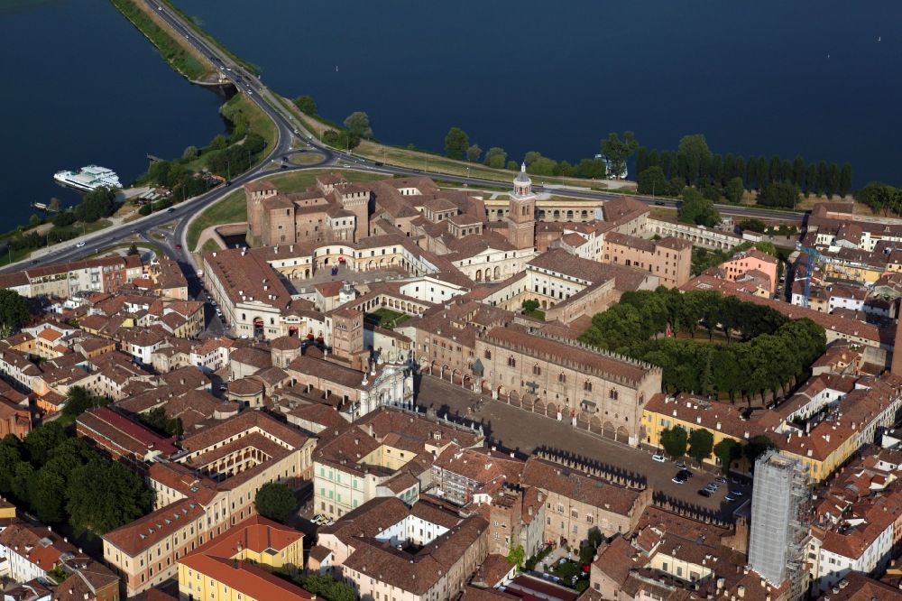 Luftaufnahme Mantua - Palais des Schlosses Palazzo ducale, Herzogspalast, mit dem Castello di San Georgio, einem Wasserschloss in Mantua in der Lombardei, Italien
