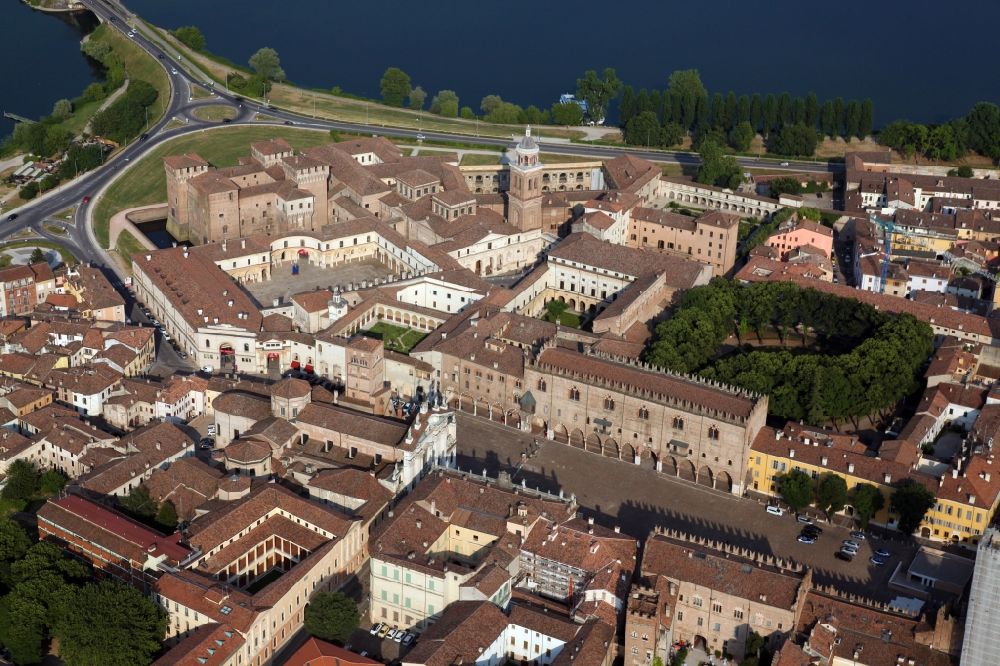 Mantua von oben - Palais des Schlosses Palazzo ducale, Herzogspalast, mit dem Castello di San Georgio, einem Wasserschloss in Mantua in der Lombardei, Italien