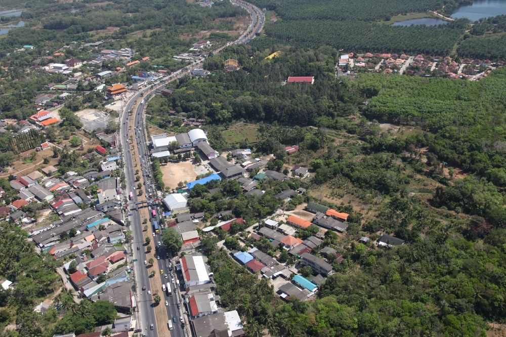 Luftaufnahme Si Sunthon - Palmen umrandete Landstraße 402 bei Mu Ban Charoen Suk bei Si Sunthon auf der Insel Phuket in Thailand