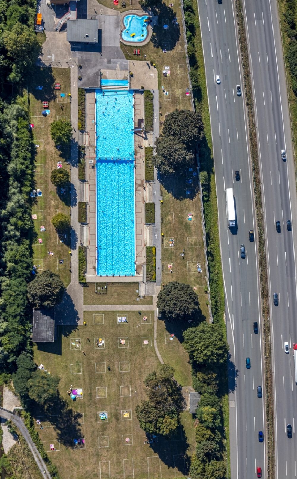 Luftbild Bottrop - Pandemie- Abstand der Badegäste auf den Liegewiesen des Stenkhoff- Bad in Bottrop im Bundesland Nordrhein-Westfalen, Deutschland