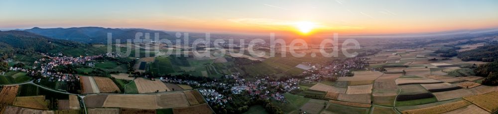 Luftaufnahme Oberhoffen-les-Wissembourg - Panorama der Dorf - Ansicht bei Sonnenaufgang von Oberhoffen-les-Wissembourg in Grand Est, Frankreich