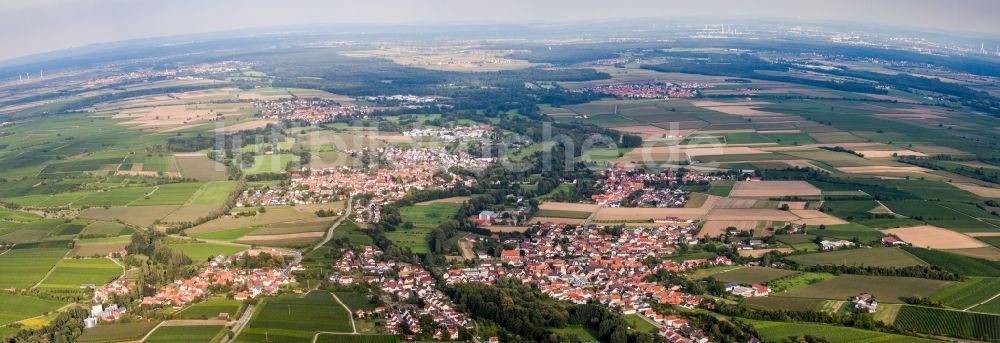 Luftaufnahme Billigheim-Ingenheim - Panorama der Dorf - Ansicht am Rande von Feldern in Billigheim-Ingenheim im Bundesland Rheinland-Pfalz, Deutschland