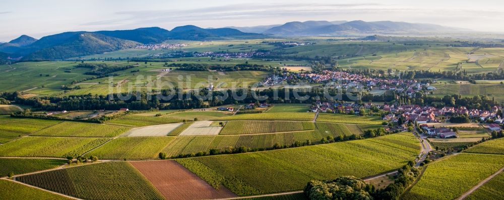 Heuchelheim-Klingen von oben - Panorama der Dorf - Ansicht am Rande von Feldern im Ortsteil Klingen in Heuchelheim-Klingen im Bundesland Rheinland-Pfalz, Deutschland