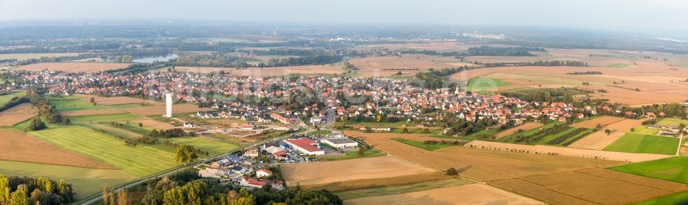 Roeschwoog von oben - Panorama Dorf - Ansicht am Rande von Feldern in Roeschwoog in Grand Est, Frankreich