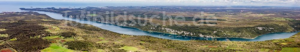 Klostar aus der Vogelperspektive: Panorama der Fjord- und Berglandschaft des Limski Fjord in Klostar in Istrien - Istarska zupanija, Kroatien