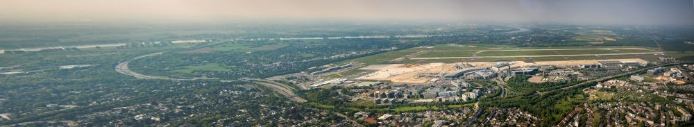 Düsseldorf von oben - Panorama Gelände des Flughafen in Düsseldorf im Bundesland Nordrhein-Westfalen, Deutschland