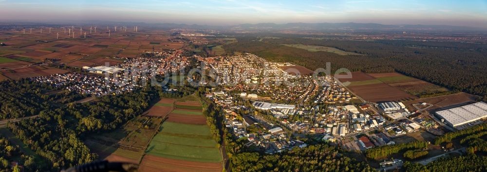 Luftbild Bellheim - Panorama der Gesamtübersicht und Stadtgebiet mit Außenbezirken und Innenstadtbereich in Bellheim im Bundesland Rheinland-Pfalz, Deutschland