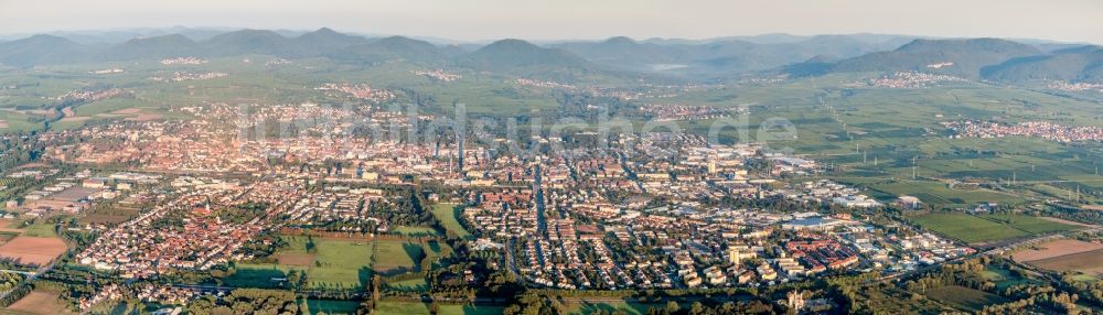 Luftbild Landau in der Pfalz - Panorama Gesamtübersicht und Stadtgebiet mit Außenbezirken und Innenstadtbereich in Landau in der Pfalz im Bundesland Rheinland-Pfalz, Deutschland
