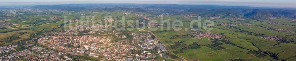 Luftaufnahme Landau in der Pfalz - Panorama Gesamtübersicht und Stadtgebiet mit Außenbezirken und Innenstadtbereich in Landau in der Pfalz im Bundesland Rheinland-Pfalz, Deutschland