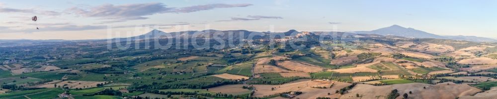 Montepulciano aus der Vogelperspektive: Panorama mit Gleitschirm der Gipfel in der Felsen- und Berglandschaft in Montepulciano in Toskana, Italien