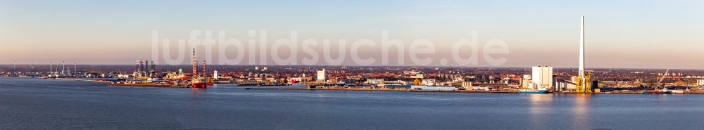 Esbjerg aus der Vogelperspektive: Panorama der Hafenanlagen an der Meeres- Küste der Nordsee in Esbjerg in Region Syddanmark, Dänemark