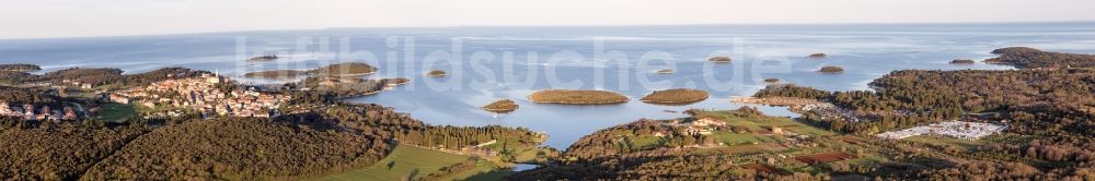 Luftaufnahme Vrsar - Panorama mit Inseln in der Bucht entlang der Meeres- Küste der Adria zwischen Funtana und Vrsar in Istirien - Istarska zupanija, Kroatien