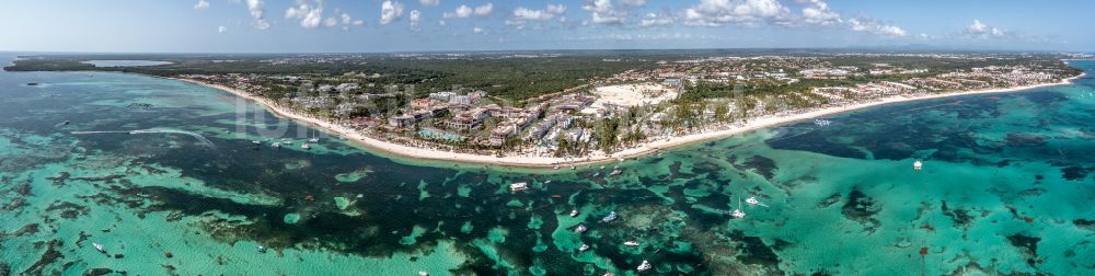 Luftaufnahme Punta Cana - Panorama Küsten- Landschaft am Sandstrand Karibisches Meer in Punta Cana in La Altagracia, Dominikanische Republik
