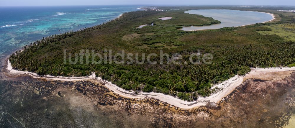 Luftbild Punta Cana - Panorama Küsten- Landschaft am Sandstrand Laguna Bavaro in Punta Cana in La Altagracia, Dominikanische Republik