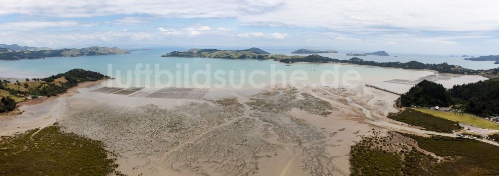 Coromandel von oben - Panorama der Küsten- Landschaft am Sandstrand der Süd-Pazifik im Ortsteil Mcgreogor Bay in Coromandel in Waikato, Neuseeland