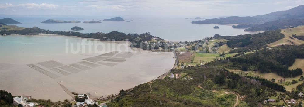 Coromandel aus der Vogelperspektive: Panorama der Küsten- Landschaft am Sandstrand der Süd-Pazifik im Ortsteil Mcgreogor Bay in Coromandel in Waikato, Neuseeland