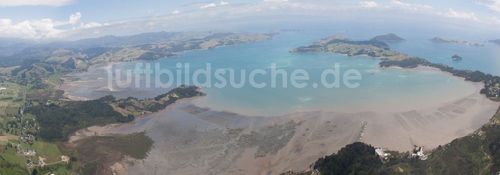 Coromandel von oben - Panorama der Küsten- Landschaft am Sandstrand der Süd-Pazifik im Ortsteil Mcgreogor Bay in Coromandel in Waikato, Neuseeland