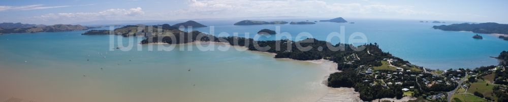 Coromandel aus der Vogelperspektive: Panorama der Küsten- Landschaft am Sandstrand der Süd-Pazifik im Ortsteil Mcgreogor Bay in Coromandel in Waikato, Neuseeland